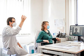 Prof. Dr. Kathrin Finke, psychologische Leiterin des Gedächtniszentrums am UKJ, und PD Dr. Stefan Brodoehl, ärztlicher Leiter des Gedächtniszentrums, bei einer Videosprechstunde mit einer jungen Post-COVID-Patientin. 