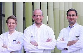 Dr. Alexander Simonis, Assistenzarzt und Zweitautor der Studie, Dr. Sebastian Theobald, Postdoktorand und Erstautor der Studie und DZIF-Wissenschaftler Priv.-Doz. Dr. Jan Rybniker, Leiter des Forschungslabors der Infektiologie und Letztautor der Studie 