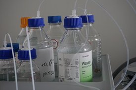 Flaschen mit Lösungsmitteln für die Analyse von Proteinen