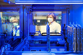 DZIF-Wissenschaftlerin Prof. Ulrike Protzer (r) mit einer Mitarbeiterin am PCR-Analyseautomaten im Institut für Virologie am Klinikum rechts der Isar.