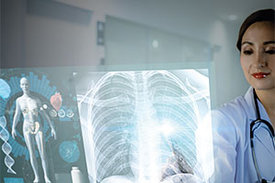 Forscherin betrachtet Röntgenbild