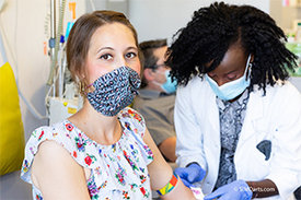 Testperson am Uni-Klinikum Erlangen – ihr Blut wird anschließend auf Corona-Antikörper getestet.