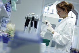 Forscherin bearbeitet im Labor eine Probe