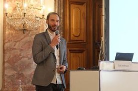 Preisträger Dr. Dirk Hoffmann bei seinem Festvortrag anlässlich der Preisverleihung bei der internationalen Konferenz SBMC im Barockschloss Mannheim. 