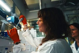 Eine Forscherin pepitiert in einem Labor