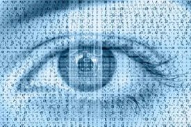 Bildausschnitt mit Foto eines offen blickenden Auges in dessen Pupille sich eine dunkle Gestalt spiegelt. Grafisch überlagert ist das Bild mit kleinen Zahlen und Buchstaben in regelmäßiger Anordnung sowie zentral durch die Iris verlaufenden senkrechten un