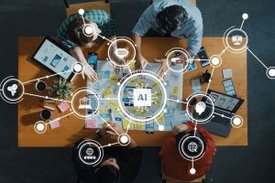 Vier Personen, je mit Laptop, Tablet oder Smartphone ausgestattet, sitzen am Schreibtisch über einem kooperativen Dokument. Überlagert ist das Bild als Collage mit einer schematischen Darstellung von einem KI-Chip vernetzt mit dem Internet, einem menschli