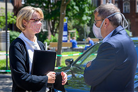 Bundesministerin Anja Karliczek wird von Prof. Dr. Heyo K. Kroemer, Vorstandsvorsitzender der Charitè, begrüßt.