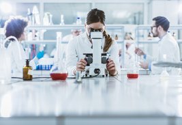 Alle relevanten Akteure aus Forschung, Gesundheitswesen, Forschungsförderung, Politik, Wirtschaft und Gesellschaft haben sich unter dem Dach der Dekade zusammengeschlossen, um der Krebsmedizin der Zukunft den Weg zu bahnen.