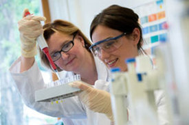 Zwei Wissenschaftlerinnen im Labor