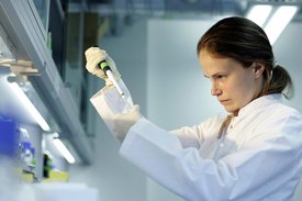 Eine Wissenschaftlerin arbeitet im Labor.