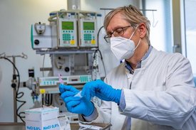 Professor Dr. Tobias Welte bei der Vorbereitung einer Medikation