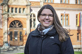 Physikerin Lisa Krukewitt hat einen Algorithmus entwickelt, der die Lungenüberdehnung und die regionale Beanspruchung des fragilen Lungengewebes bei Covid-Patienten bestimmen kann.