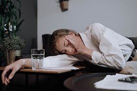 Eine Frau schläft auf einem Sofa