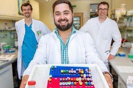 Dr. Christian Schultze-Florey, Dr. Ivan Odak und Professor Dr. Christian Könecke im Labor des MHH-Instituts für Immunologie