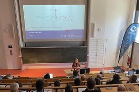 Dr. Berit Lange beim Vortrag über den MONID-Forschungsverbund „Respinow“ in einem Hörsaal