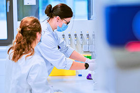 Medizinisch-Technische Assistentinnen und Assistenten (MTA) - litten in der Pandemie besonders oft unter Depressions-Symptomen und Ängsten. 