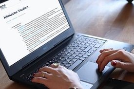 Weibliche Hände bedienen einen Laptop