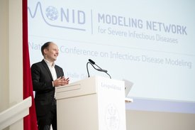 Professor Dr. Alexander Kuhlmann vom Leitungsteam des MONID-Netzwerks auf der Bühne im Festsaal der Leopoldina in Halle. 