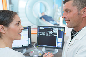 Ärzte diskutieren MRT-Ergebnisse