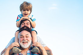 Vatertag. Vater und Sohn mit Großvater - Männergeneration.