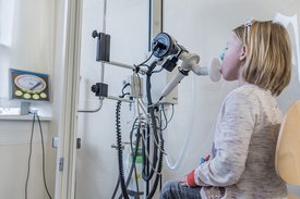 Mädchen atmet in ein Testgerät