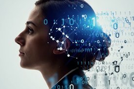 Kopf einer Frau im Profil, deren Gedanken als binärer Code in Einsen und Nullen dargestellt werden.