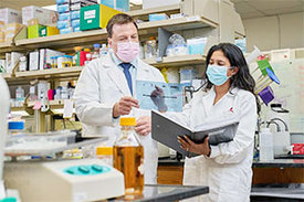 Dr. Marcin Wlodarski und Dr. Sushree Sahoo im Forschungslabor