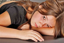 Mädchen liegend