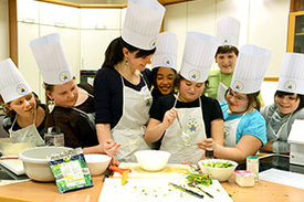 Beim gemeinsamen Kochen lernen die Kinder, was gesund ist und zugleich lecker schmeckt.