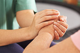 Die Studie SHAPE zeigt: Vertrauen haben, wahrgenommen werden und Beständigkeit erfahren sind zentrale Aspekte, die den zu Hause gepflegten Personen wichtig sind.