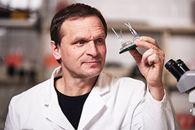 Die Multi-Organ-Chips der Firma TissUse bestehen aus mehreren Organmodellen, die über haarfeine Kanäle miteinander verbunden sind.