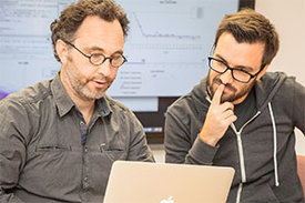 Ingo Röder (l.) und Informatiker Christoph Baldow bei der Diskussion der Modellierungssoftware