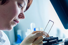Wissenschaftlerin vor Sequenziergerät
