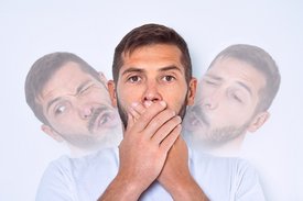 Junger Mann mit Tourette-Syndrom