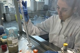 Fachkraft untersucht Abwasser im Labor