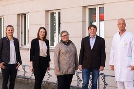 Foto: V.l.: Dr. Wiebke Schirrmeister, Wissenschaftskoordination AKTIN, Doreen Wolff, Referentin der Lokalen Stabsstelle NUM, Dr. Ute Bank, Leiterin der Lokalen Stabsstelle NUM, Prof. Dr. Achim Kaasch, Leiter des NUM-Gesamtprojekts am Standort Magdebu
