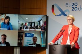 „Als starker Forschungs- und Entwicklungsstandort sind wir – neben unserem internationalen Engagement in der Impfstoffallianz CEPI – auch national in der Verantwortung, die Entwicklung aussichtsreicher Impfstoffe in Forschungseinrichtungen in Deutschland 