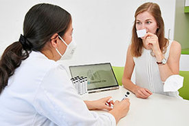 Die Neuropsychologinnen Michelle Wieberneit (li) und Luzie Bieler (re) zeigen einen Riechtest – eine von den vielfältigen Untersuchungen im Rahmen der Studie zu Langzeitfolgen einer COVID-19-Erkrankung für Lunge und Nervensystem. 