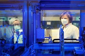 Prof. Dr. med. Ulrike Protzer (r), Leiterin des Instituts für Virologie der Technischen Universität München und Direktorin am Helmholtz Munich, mit einer Mitarbeiterin am PCR-Analyseautomaten im Institut für Virologie am Klinikum rechts der Isar.