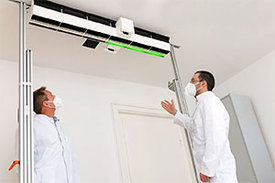 Haben die unsichtbare Viren-Schutzwand für Innenräume mitentwickelt: PD Dr. med. Arne Wieser (r.) vom Tropeninstitut des LMU Klinikums München und Prof. Dr. Christoph Haisch vom Lasers and Microparticles Lab der Technischen Universität München.