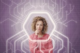 Darstellung einer nachdenklichen Frau, überlagert von einer Technologiegrafik. 