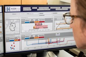 Mitarbeitende des HiGHmed-Konsortiums überprüft Daten anhand eines elektronischen Frühwarnsystems