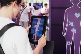 Ein Besucher der Ausstellung HealthXP testet ein Ausstellungsstück