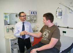 Professor Wabitsch mit einem adipösen Jungen