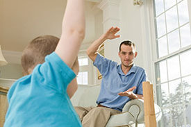 Physiotherapeutische Behandlungen können dystone Bewegungsstörungen lindern.