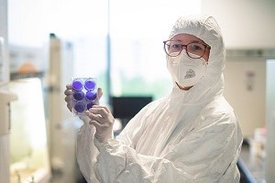 Foto einer Forscherin in Schutzanzug