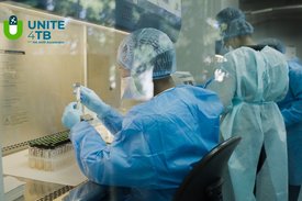 Menschen in Schutzkleidung bei Laboruntersuchungen