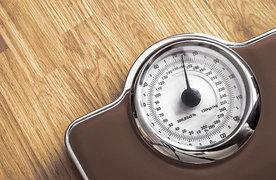 Personenwaage auf Holzfußboden