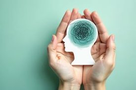 Zwei geöffnete Hände halten den Schattenriss eines menschlichen Kopfs im Profil, der mit wirren kreisförmigen Linien ausgemalt ist.